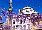 Festlich geschmücktes Trabzon bei der Tabakhane Moschee : Taxi, Minarett, Mann